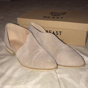 Pointed toe open side flat